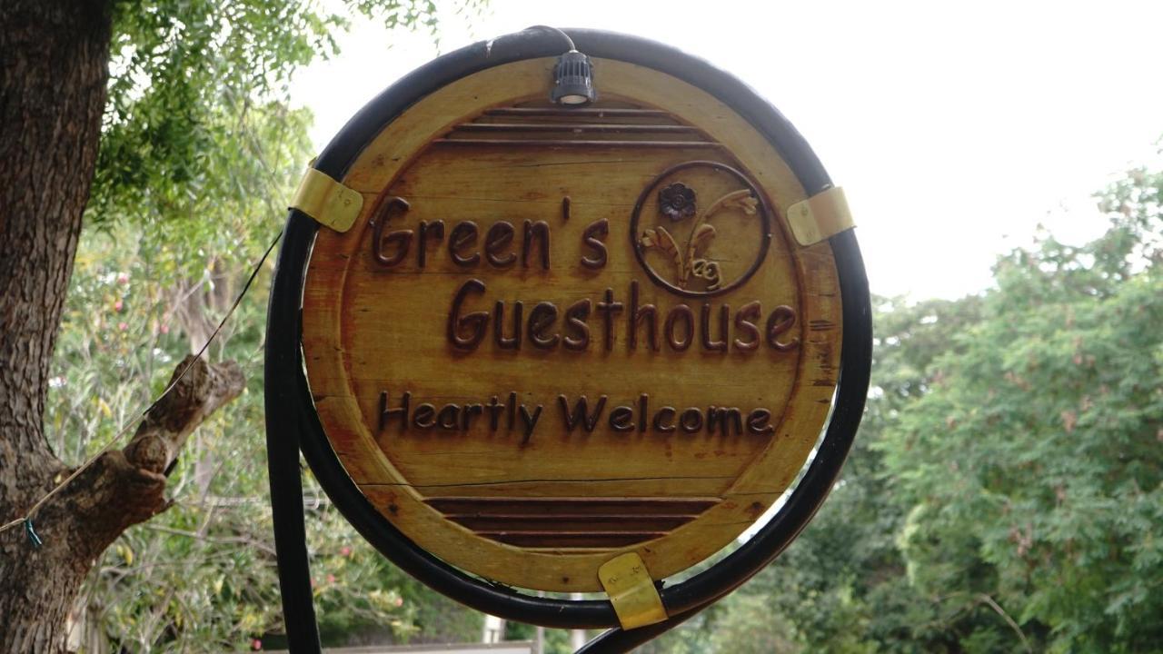 Green'S Guest House Ауровил Екстериор снимка